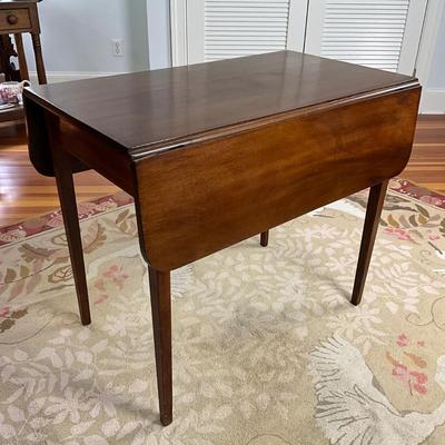UBC651 Antique Mahogany Drop Leaf Table