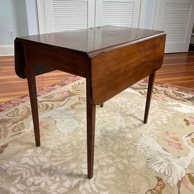 UBC651 Antique Mahogany Drop Leaf Table