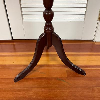 UBC652 Mahogany Round Pedestal Table