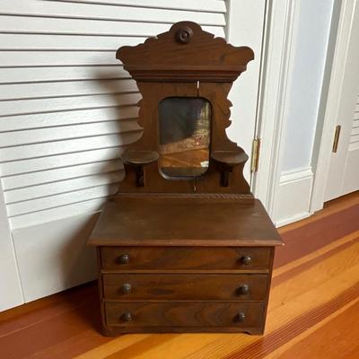 UBC667 Antique Victorian Doll / Salesman Sample Dresser with Mirror