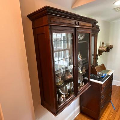 UH678 Antique Mahogany Glass Door Wall Shelf