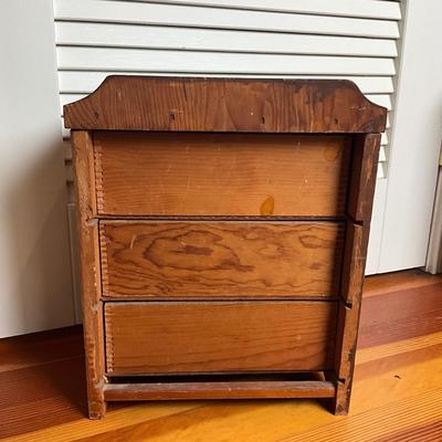 UBC683 Antique Doll Dresser