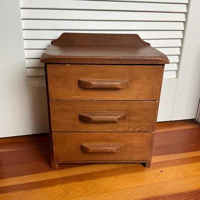 UBC683 Antique Doll Dresser