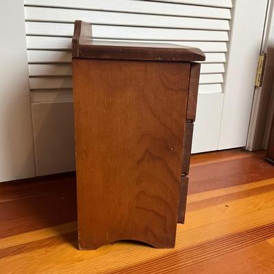 UBC683 Antique Doll Dresser