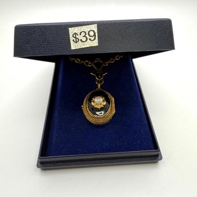 ‘1928’ Pendant Watch with a Variety of Wristwatches (ST-HS)