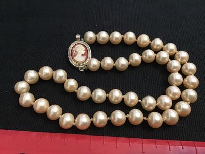 Cameo Faux Pearl Necklace Vintage