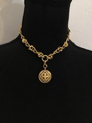 Beautiful Gold Tone Choker-Collar Necklace adj