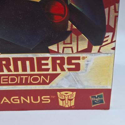 LOT 44: NIB Transformers Platinum Edition Ultra Magnus