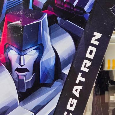 LOT 50: NIB Transformers Shattered Glass Megatron