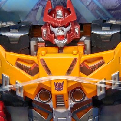 LOT 51: NIB Transformers Legacy Evolution Toys