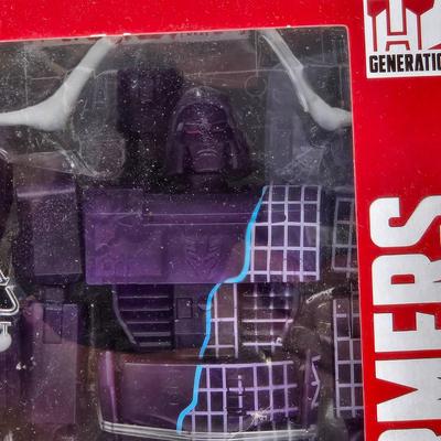 LOT 52: NIB Transformers R.E.D. Toys