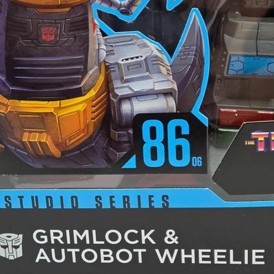 LOT 58: Transformers The Movie Studio Series Grimlock and Autobot Wheelie NIB