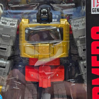 LOT 58: Transformers The Movie Studio Series Grimlock and Autobot Wheelie NIB