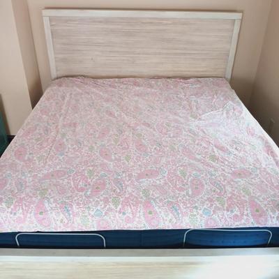 LOT 45: Grass Storage/Laundry Basket with Lid, Machine Washable Area Rug, Pottery Barn Queen Duvet & Euro Shams
