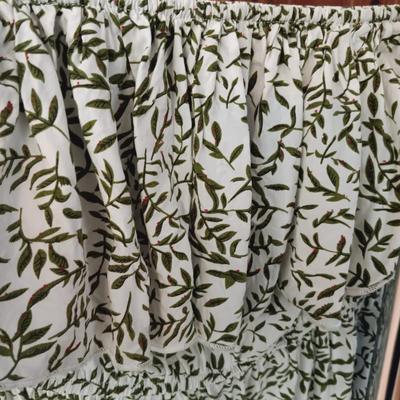 LOT 164: Women's Clothing Size Small by Ralph Lauren, Olive & Leaf, L.L. Bean & More