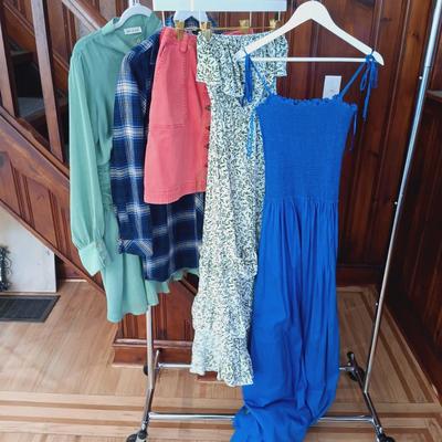 LOT 164: Women's Clothing Size Small by Ralph Lauren, Olive & Leaf, L.L. Bean & More