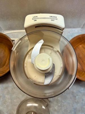 HANDY DANDY SUNBEAM OSKAR CHOPPER, WOODEN SALAD BOWLS AND 2 GLASS SERVING/MIXING BOWLS
