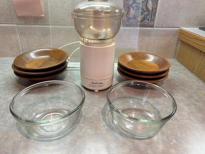HANDY DANDY SUNBEAM OSKAR CHOPPER, WOODEN SALAD BOWLS AND 2 GLASS SERVING/MIXING BOWLS