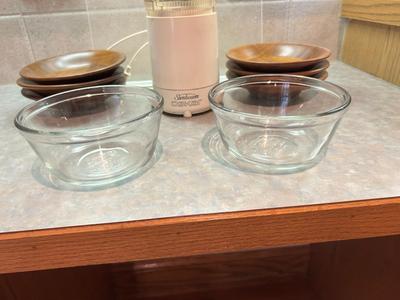 HANDY DANDY SUNBEAM OSKAR CHOPPER, WOODEN SALAD BOWLS AND 2 GLASS SERVING/MIXING BOWLS