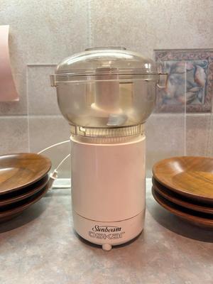 HANDY DANDY SUNBEAM OSKAR CHOPPER, WOODEN SALAD BOWLS AND 2 GLASS SERVING/MIXING BOWLS