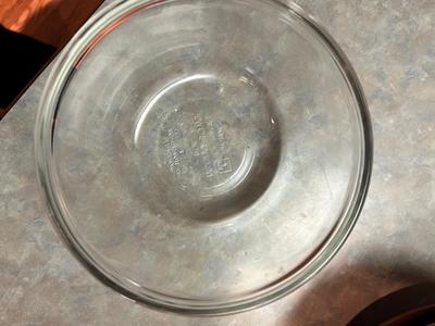HANDY DANDY SUNBEAM OSKAR CHOPPER, WOODEN SALAD BOWLS AND 2 GLASS SERVING/MIXING BOWLS