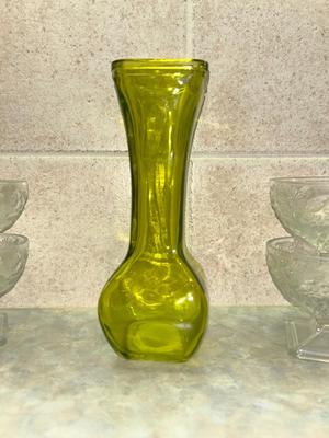 TIARA GLASS DESERT DISHES, OLIVE COLORED BUD VASE & SMALLER DESERT BOWLS
