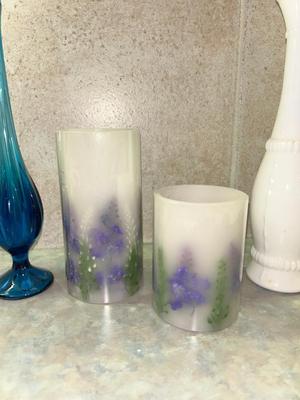 VTG VIKING BLUE ART GLASS BUD VASE AND AN ASSORTMENT OF PRETTY BUD VASES AND FLAMELESS CANDLES