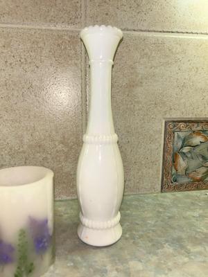 VTG VIKING BLUE ART GLASS BUD VASE AND AN ASSORTMENT OF PRETTY BUD VASES AND FLAMELESS CANDLES