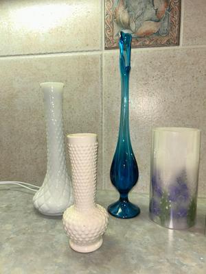 VTG VIKING BLUE ART GLASS BUD VASE AND AN ASSORTMENT OF PRETTY BUD VASES AND FLAMELESS CANDLES