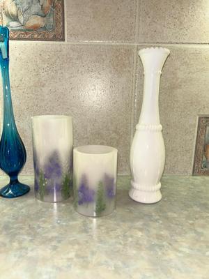 VTG VIKING BLUE ART GLASS BUD VASE AND AN ASSORTMENT OF PRETTY BUD VASES AND FLAMELESS CANDLES