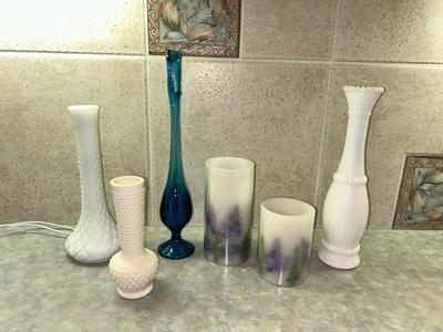 VTG VIKING BLUE ART GLASS BUD VASE AND AN ASSORTMENT OF PRETTY BUD VASES AND FLAMELESS CANDLES
