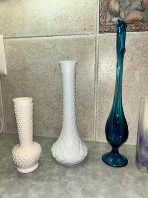 VTG VIKING BLUE ART GLASS BUD VASE AND AN ASSORTMENT OF PRETTY BUD VASES AND FLAMELESS CANDLES