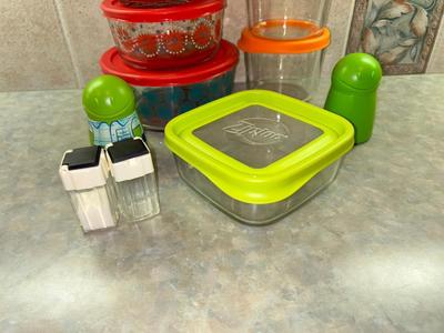 PIONEER WOMEN AND ZIPLOCK GLASS FOOD STORAGE BOWLS W/LIDS, AND BUTTER BUDDIES