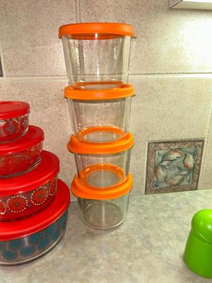 PIONEER WOMEN AND ZIPLOCK GLASS FOOD STORAGE BOWLS W/LIDS, AND BUTTER BUDDIES