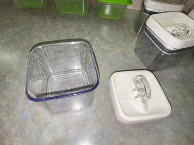 BETTER HOMES & GARDENS CONTAINERS AND RUBBERMAID FRESH VENT TECHNOLOGY FOOD STORAGE CONTAINERS