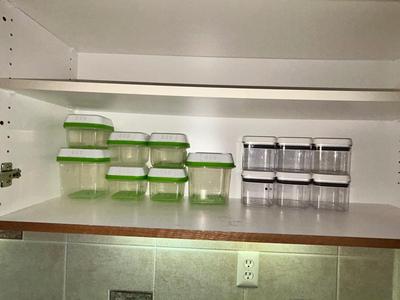 BETTER HOMES & GARDENS CONTAINERS AND RUBBERMAID FRESH VENT TECHNOLOGY FOOD STORAGE CONTAINERS