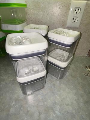BETTER HOMES & GARDENS CONTAINERS AND RUBBERMAID FRESH VENT TECHNOLOGY FOOD STORAGE CONTAINERS
