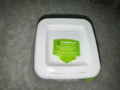 BETTER HOMES & GARDENS CONTAINERS AND RUBBERMAID FRESH VENT TECHNOLOGY FOOD STORAGE CONTAINERS