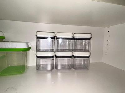 BETTER HOMES & GARDENS CONTAINERS AND RUBBERMAID FRESH VENT TECHNOLOGY FOOD STORAGE CONTAINERS