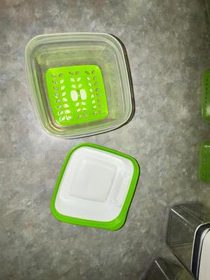 BETTER HOMES & GARDENS CONTAINERS AND RUBBERMAID FRESH VENT TECHNOLOGY FOOD STORAGE CONTAINERS