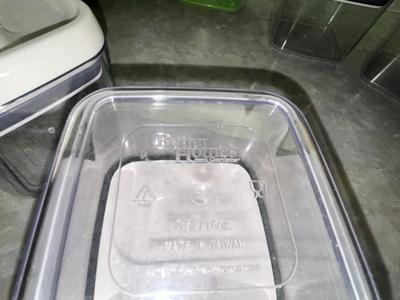BETTER HOMES & GARDENS CONTAINERS AND RUBBERMAID FRESH VENT TECHNOLOGY FOOD STORAGE CONTAINERS