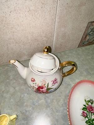 LEFTON, FENTON AND OTHER PRETTY VINTAGE GLASS/CHINA
