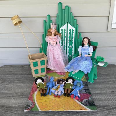 LOT 133P: 2000 Mattel Barbie Wizard of Oz Emerald City Playset (INCOMPLETE) & Madame Alexandre McDonald's Toys