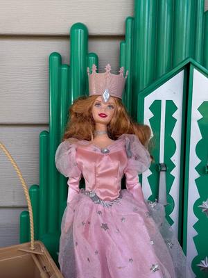 LOT 133P: 2000 Mattel Barbie Wizard of Oz Emerald City Playset (INCOMPLETE) & Madame Alexandre McDonald's Toys