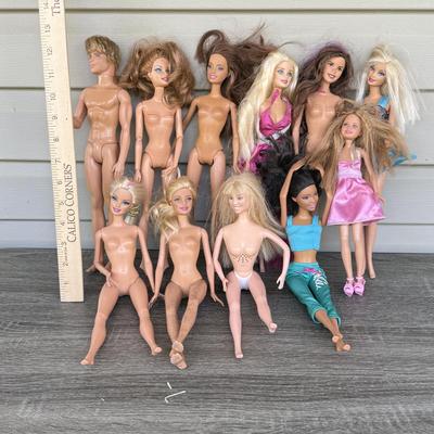 LOT 135P: Mattel Barbie Dolls w/ Case c. 2000s