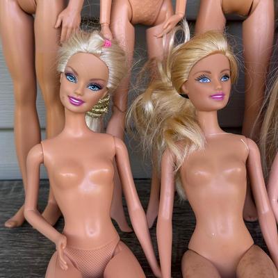 LOT 135P: Mattel Barbie Dolls w/ Case c. 2000s