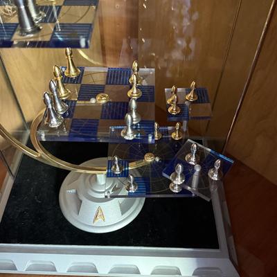 LOT 143S: 1994 Franklin Mint Official Star Trek Tridimensional Chess Set w/ COA & Display Case