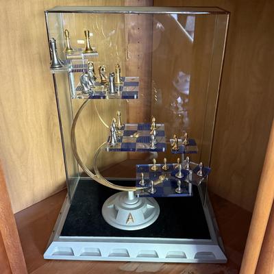 LOT 143S: 1994 Franklin Mint Official Star Trek Tridimensional Chess Set w/ COA & Display Case
