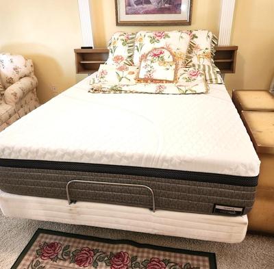Lot #130 Super nice Queen Olympus Hybrid Therapuedic Adjustable Bed with remote - Works great