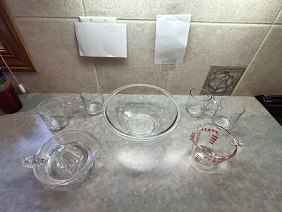 CLEAR GLASS KITCHEN MEASURING CUP, JUICER, JUICE GLASSES, MIXING BOWL, AND CUTTING BOARD
